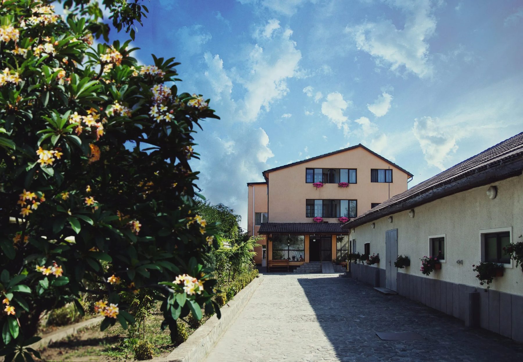 Centrul Bălotești interior/exterior